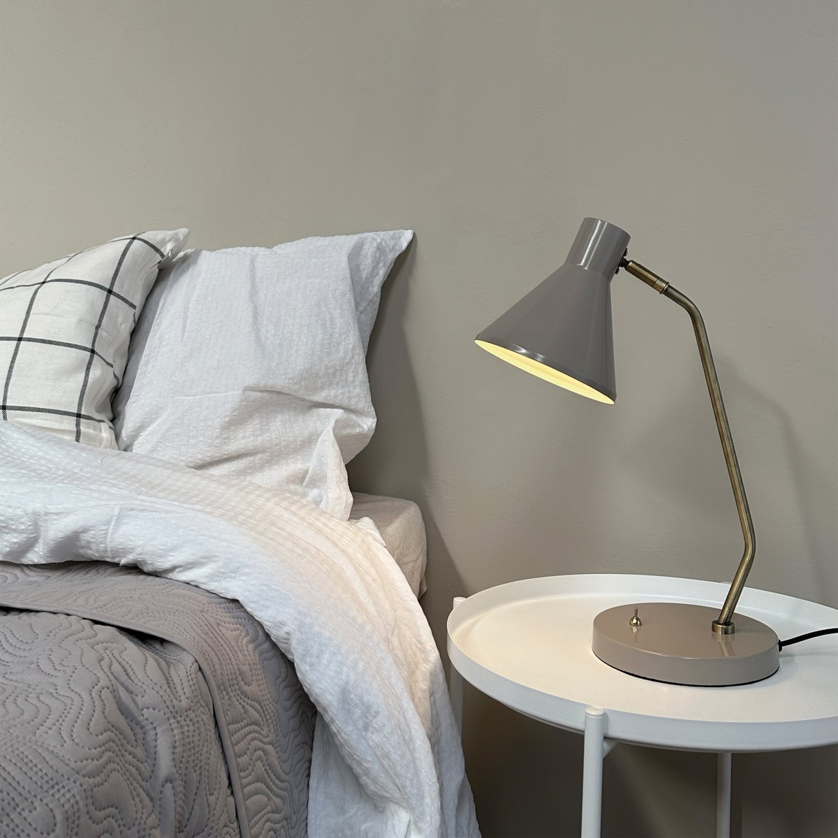 Sleep 43cm Beige brillant lampe de bureau De Dyberg Larsen - Cette lampe de table allie lignes simples et fonctionnalit&eacute; pour cr&eacute;er une lumi&egrave;re apaisante et agr&eacute;able dans votre environnement.