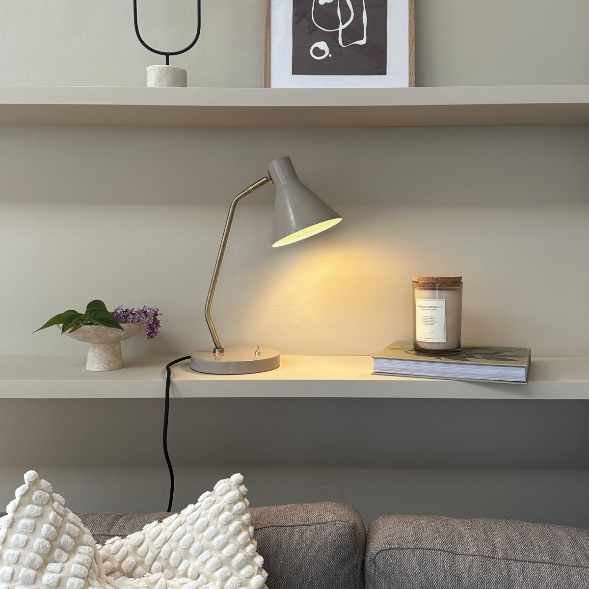 Sleep 43cm Beige brillant lampe de bureau De Dyberg Larsen - Cette lampe de table allie lignes simples et fonctionnalit&eacute; pour cr&eacute;er une lumi&egrave;re apaisante et agr&eacute;able dans votre environnement.