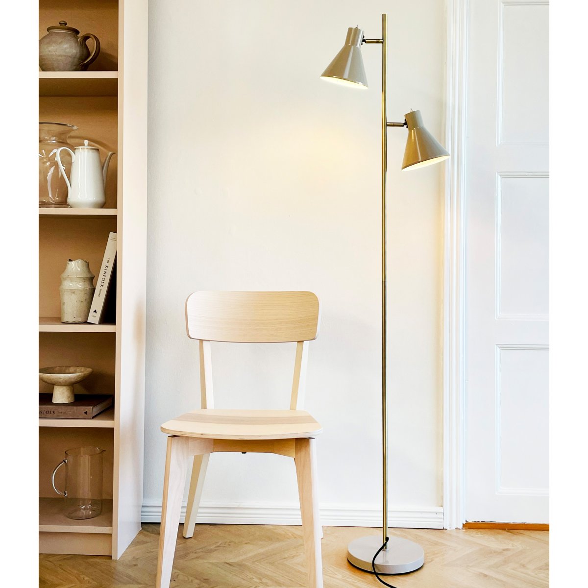 Sleep Beige brillant lampadaire De Dyberg Larsen - La couleur beige donne &agrave; la lampe un aspect moderne et &eacute;pur&eacute; qui convient &agrave; diff&eacute;rents styles d'int&eacute;rieur, tandis que les d&eacute;tails en laiton antique ajoutent une touche &eacute;l&eacute;gante.