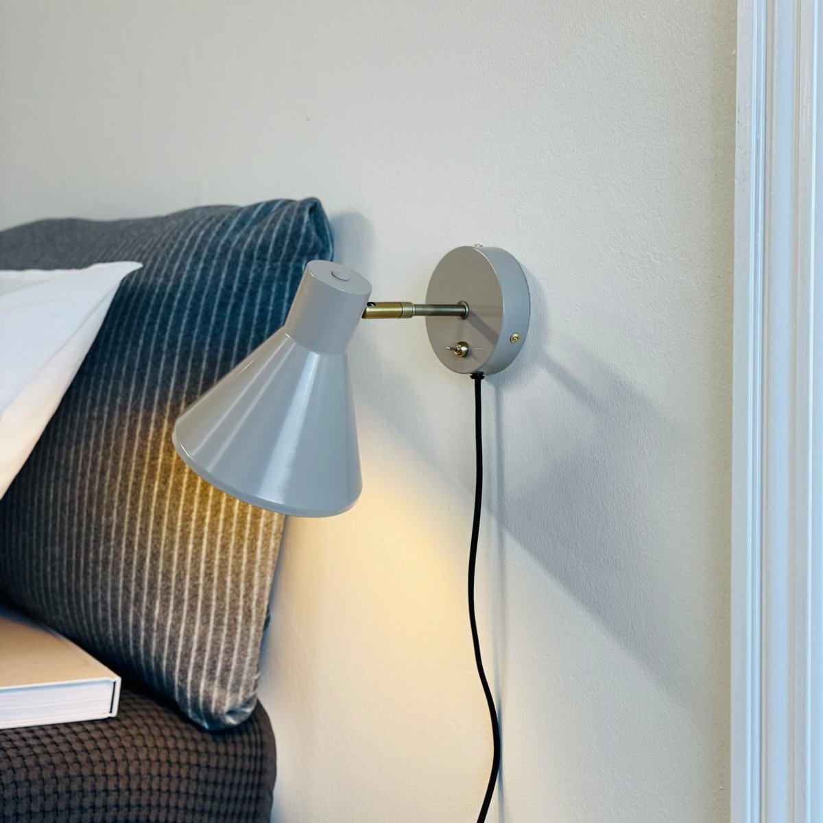 Sleep Beige brillant lampe de lecture De Dyberg Larsen - L'abat-jour mobile de la lampe vous permet d'ajuster la lumi&egrave;re selon vos besoins et l'interrupteur d'alimentation sur la plaque murale permet une utilisation facile.
