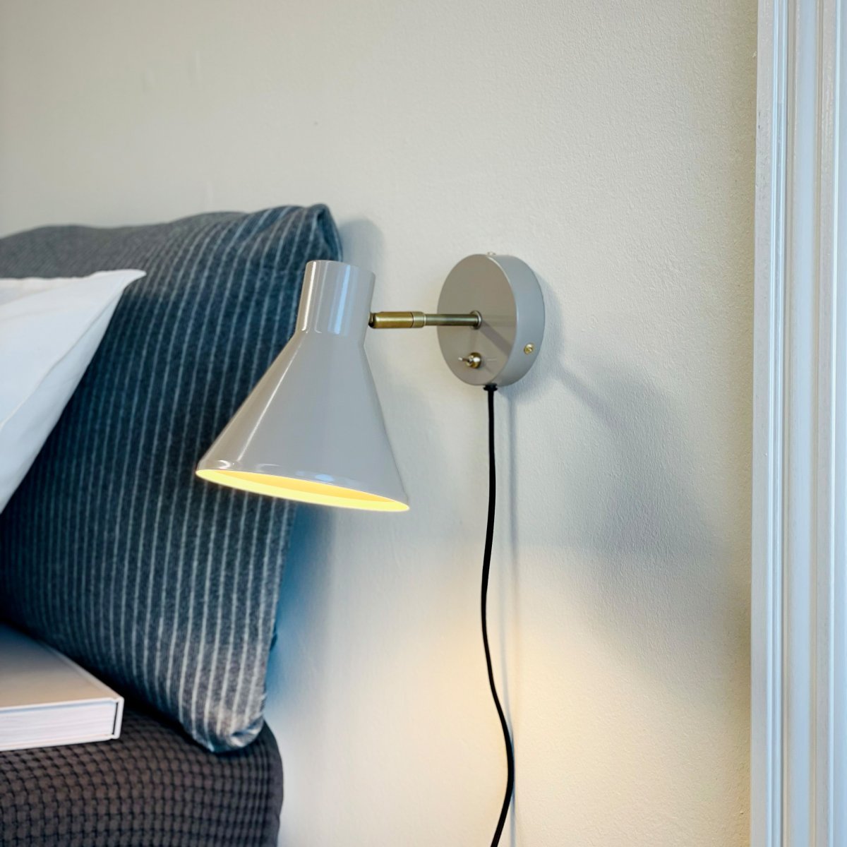 Sleep Beige brillant lampe de lecture De Dyberg Larsen - L'abat-jour mobile de la lampe vous permet d'ajuster la lumi&egrave;re selon vos besoins et l'interrupteur d'alimentation sur la plaque murale permet une utilisation facile.