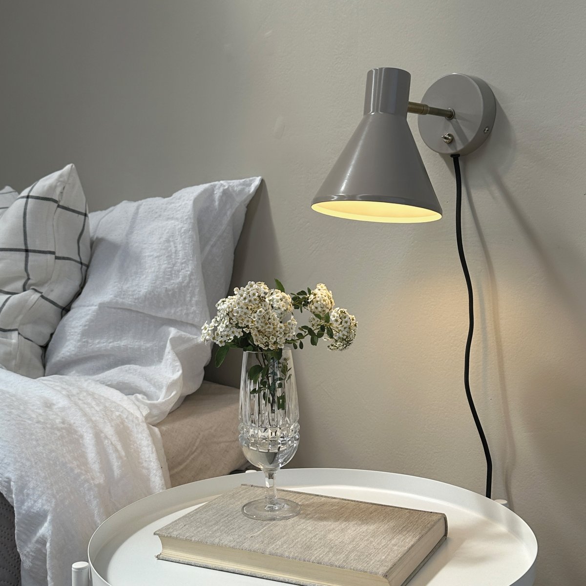 Sleep Beige brillant lampe de lecture De Dyberg Larsen - L'abat-jour mobile de la lampe vous permet d'ajuster la lumi&egrave;re selon vos besoins et l'interrupteur d'alimentation sur la plaque murale permet une utilisation facile.