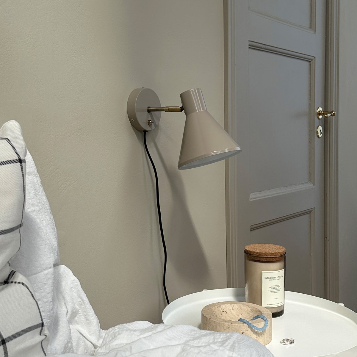 Sleep Beige brillant lampe de lecture De Dyberg Larsen - L'abat-jour mobile de la lampe vous permet d'ajuster la lumi&egrave;re selon vos besoins et l'interrupteur d'alimentation sur la plaque murale permet une utilisation facile.