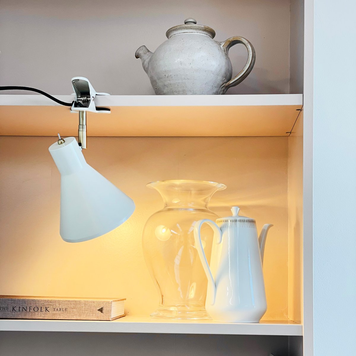Sleep Blanc brillant lampe à pince De Dyberg Larsen - Il est livr&eacute; avec un c&acirc;ble textile noir de 1,6 m&egrave;tre de long, ce qui le rend flexible et facile &agrave; placer selon les besoins.