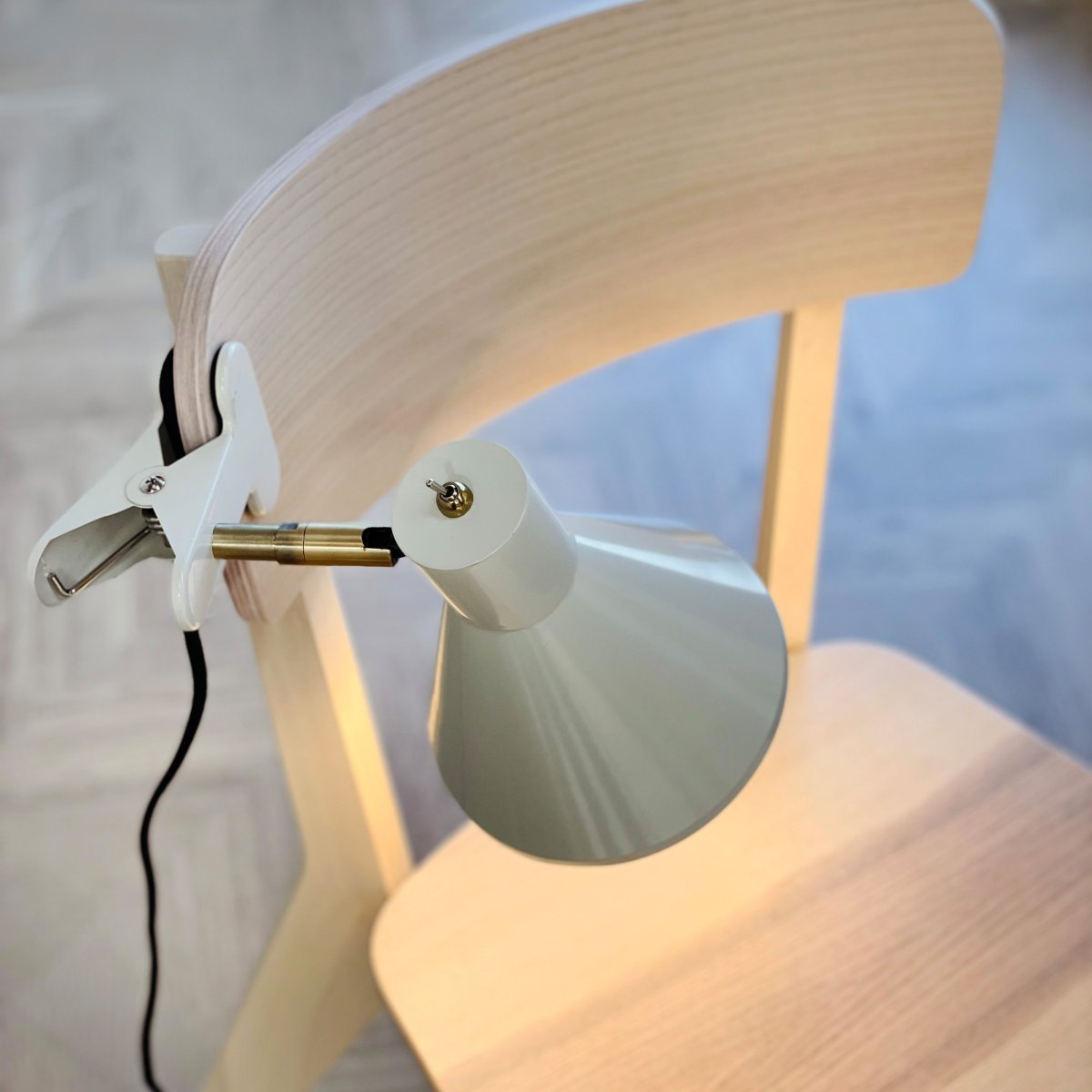 Sleep Blanc brillant lampe à pince De Dyberg Larsen - Il est livr&eacute; avec un c&acirc;ble textile noir de 1,6 m&egrave;tre de long, ce qui le rend flexible et facile &agrave; placer selon les besoins.