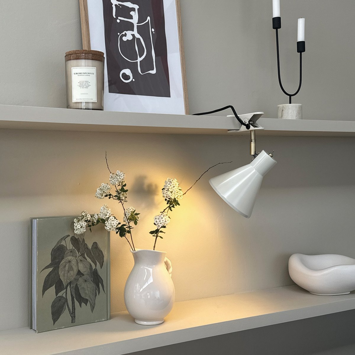 Sleep Blanc brillant lampe à pince De Dyberg Larsen - Il est livr&eacute; avec un c&acirc;ble textile noir de 1,6 m&egrave;tre de long, ce qui le rend flexible et facile &agrave; placer selon les besoins.