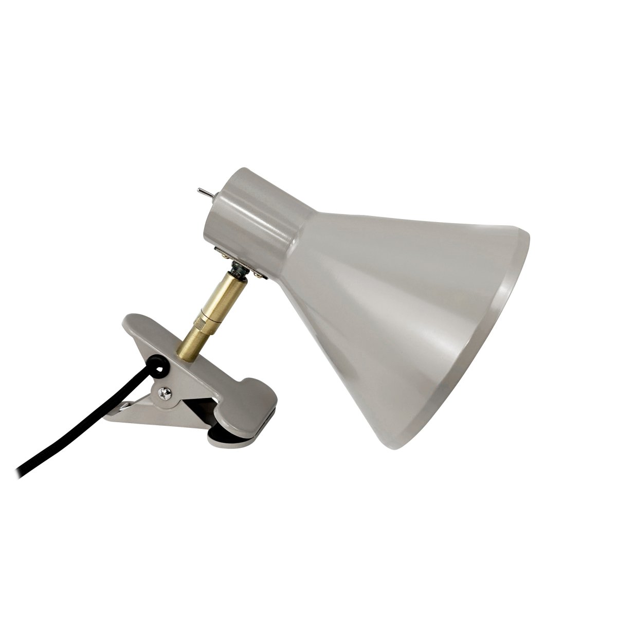 Sleep Beige brillant lampe à pince De Dyberg Larsen - Il est livr&eacute; avec un c&acirc;ble textile noir de 1,6 m&egrave;tre de long, ce qui le rend flexible et facile &agrave; placer selon les besoins.