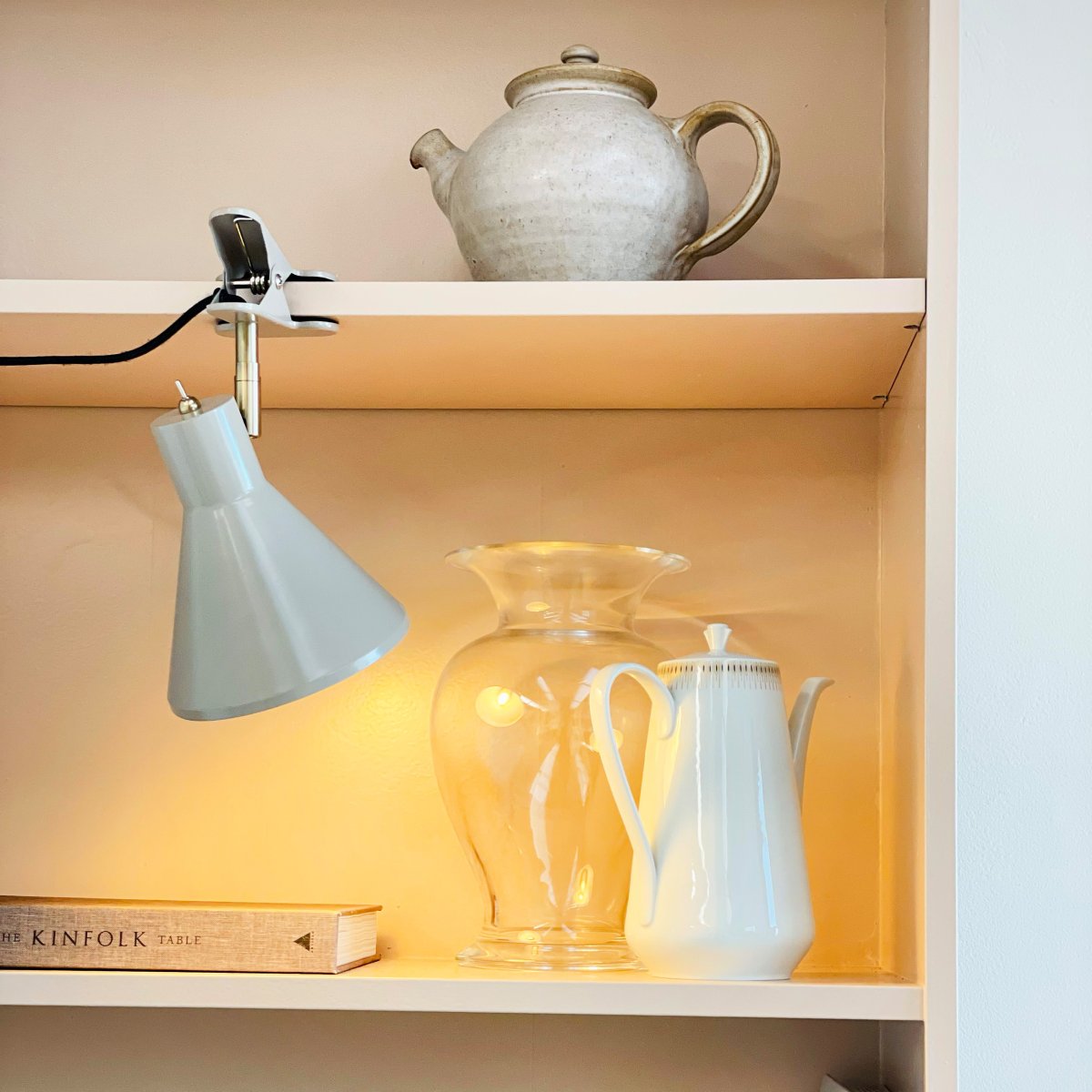 Sleep Beige brillant lampe à pince De Dyberg Larsen - Il est livr&eacute; avec un c&acirc;ble textile noir de 1,6 m&egrave;tre de long, ce qui le rend flexible et facile &agrave; placer selon les besoins.