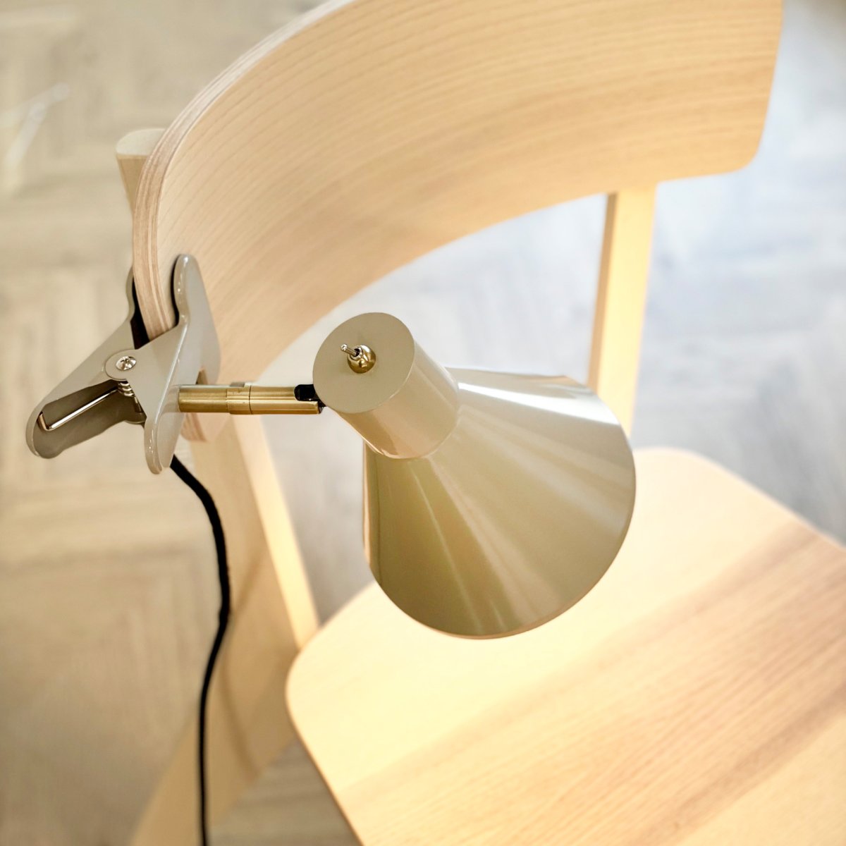 Sleep Beige brillant lampe à pince De Dyberg Larsen - Il est livr&eacute; avec un c&acirc;ble textile noir de 1,6 m&egrave;tre de long, ce qui le rend flexible et facile &agrave; placer selon les besoins.