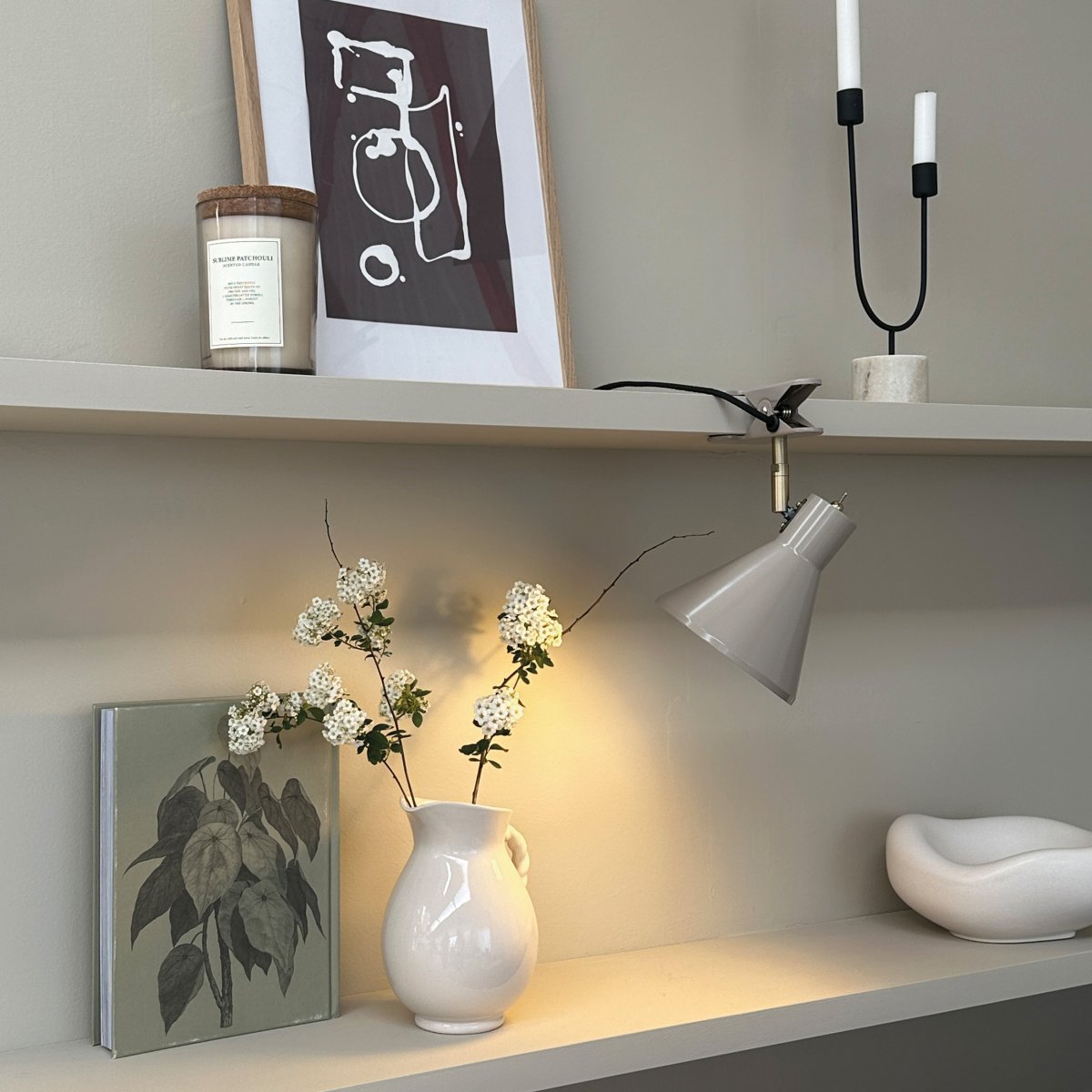 Sleep Beige brillant lampe à pince De Dyberg Larsen - Il est livr&eacute; avec un c&acirc;ble textile noir de 1,6 m&egrave;tre de long, ce qui le rend flexible et facile &agrave; placer selon les besoins.