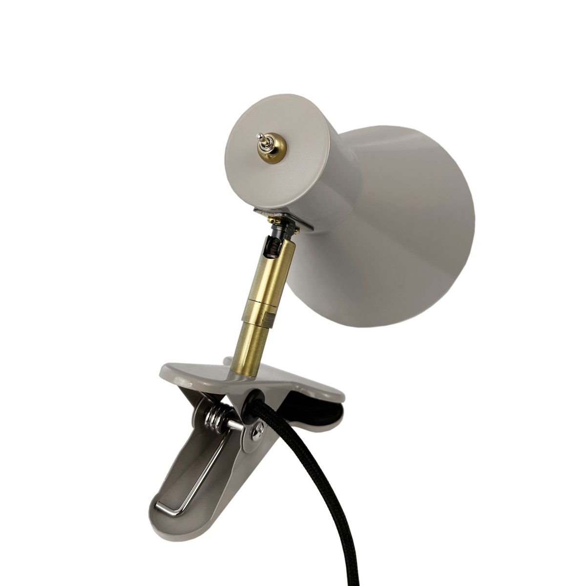 Sleep Beige brillant lampe à pince De Dyberg Larsen - Il est livr&eacute; avec un c&acirc;ble textile noir de 1,6 m&egrave;tre de long, ce qui le rend flexible et facile &agrave; placer selon les besoins.