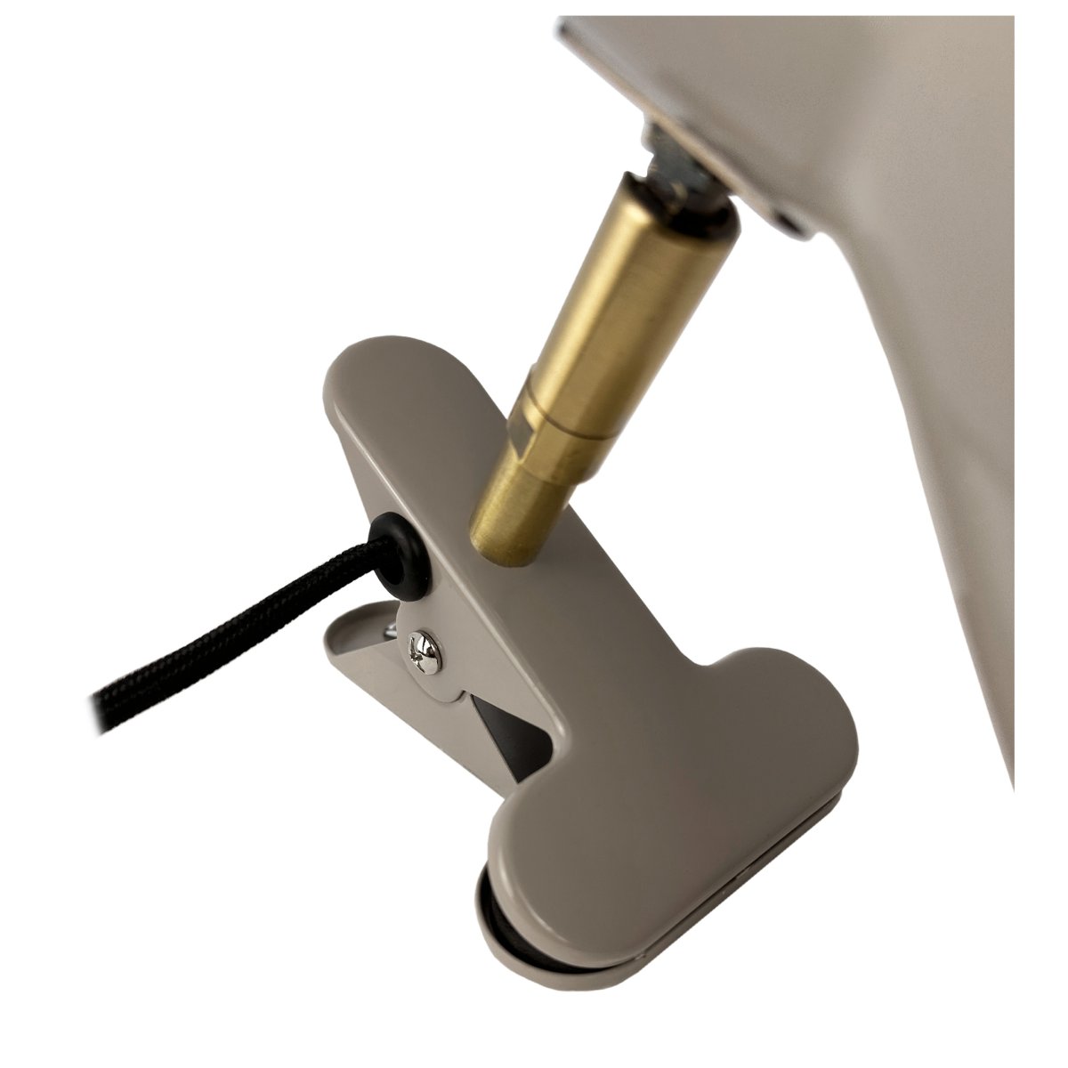 Sleep Beige brillant lampe à pince De Dyberg Larsen - Il est livr&eacute; avec un c&acirc;ble textile noir de 1,6 m&egrave;tre de long, ce qui le rend flexible et facile &agrave; placer selon les besoins.