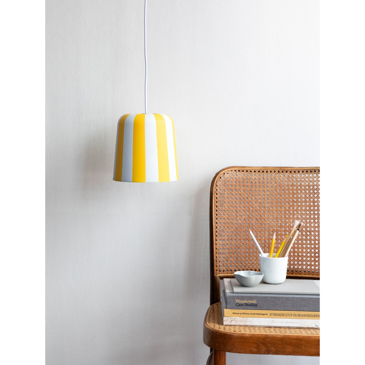 Gry Ø20 Jaune suspension De Dyberg Larsen - Genom att ta igenk&auml;nnbara m&ouml;nster och s&auml;tta dem i en ny kontext ville hon skapa en lampa som f&aring;r m&auml;nniskor att le och ger en unik visuell upplevelse.