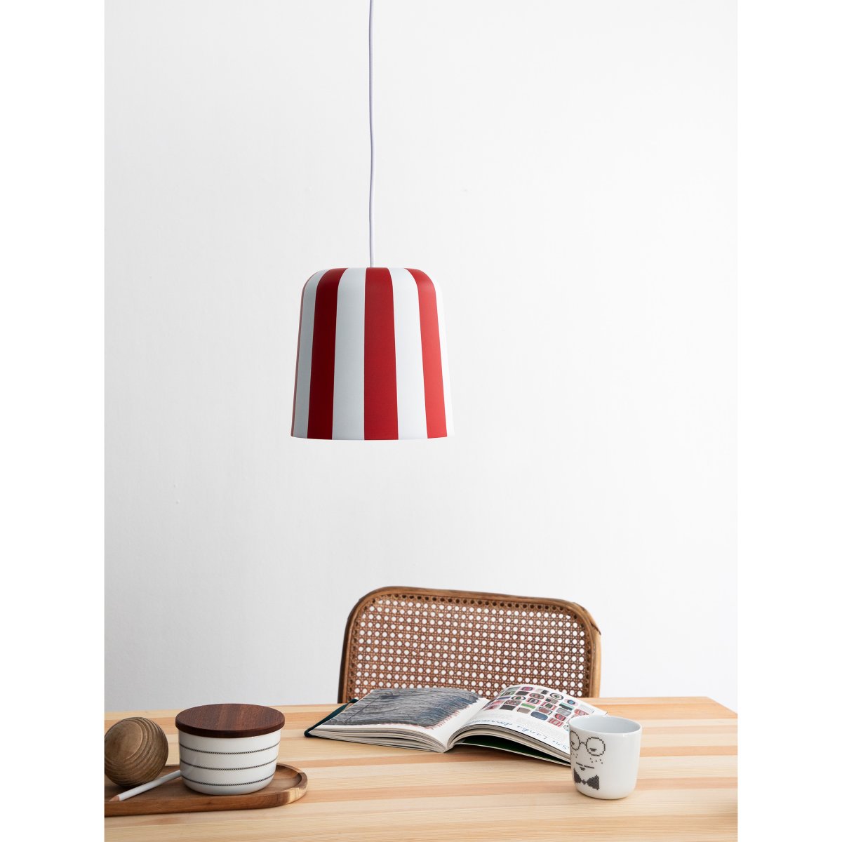 Gry Ø20 ROUGE suspension De Dyberg Larsen - Genom att ta igenk&auml;nnbara m&ouml;nster och s&auml;tta dem i en ny kontext ville hon skapa en lampa som f&aring;r m&auml;nniskor att le och ger en unik visuell upplevelse.
