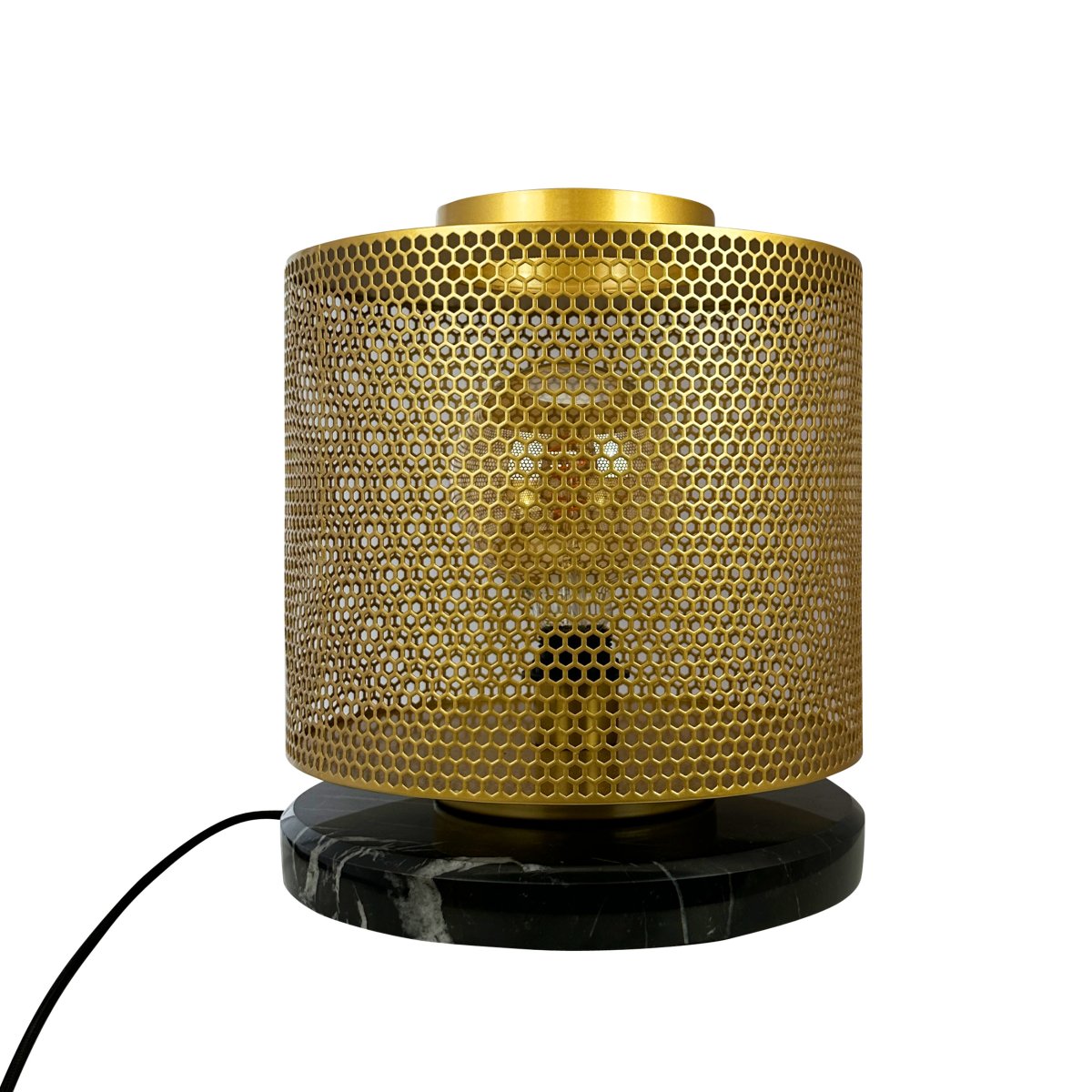 Nantes 35cm Laiton lampe de table De Dyberg Larsen - La lampe est conçue avec une belle maille hexagonale en laiton et une base en marbre noir, ce qui lui donne une brillance particulière et en fait un accroche-regard.