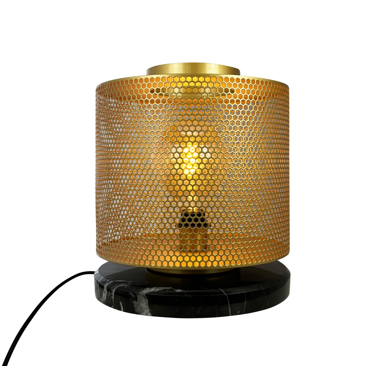 Nantes 35cm Laiton lampe de table De Dyberg Larsen - La lampe est conçue avec une belle maille hexagonale en laiton et une base en marbre noir, ce qui lui donne une brillance particulière et en fait un accroche-regard.