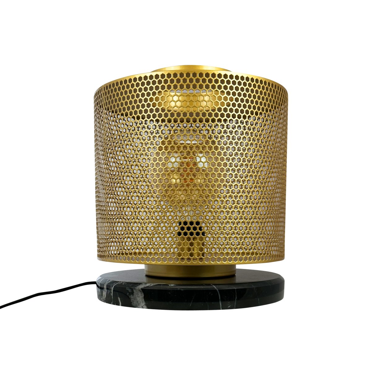Nantes 35cm Laiton lampe de table De Dyberg Larsen - La lampe est conçue avec une belle maille hexagonale en laiton et une base en marbre noir, ce qui lui donne une brillance particulière et en fait un accroche-regard.