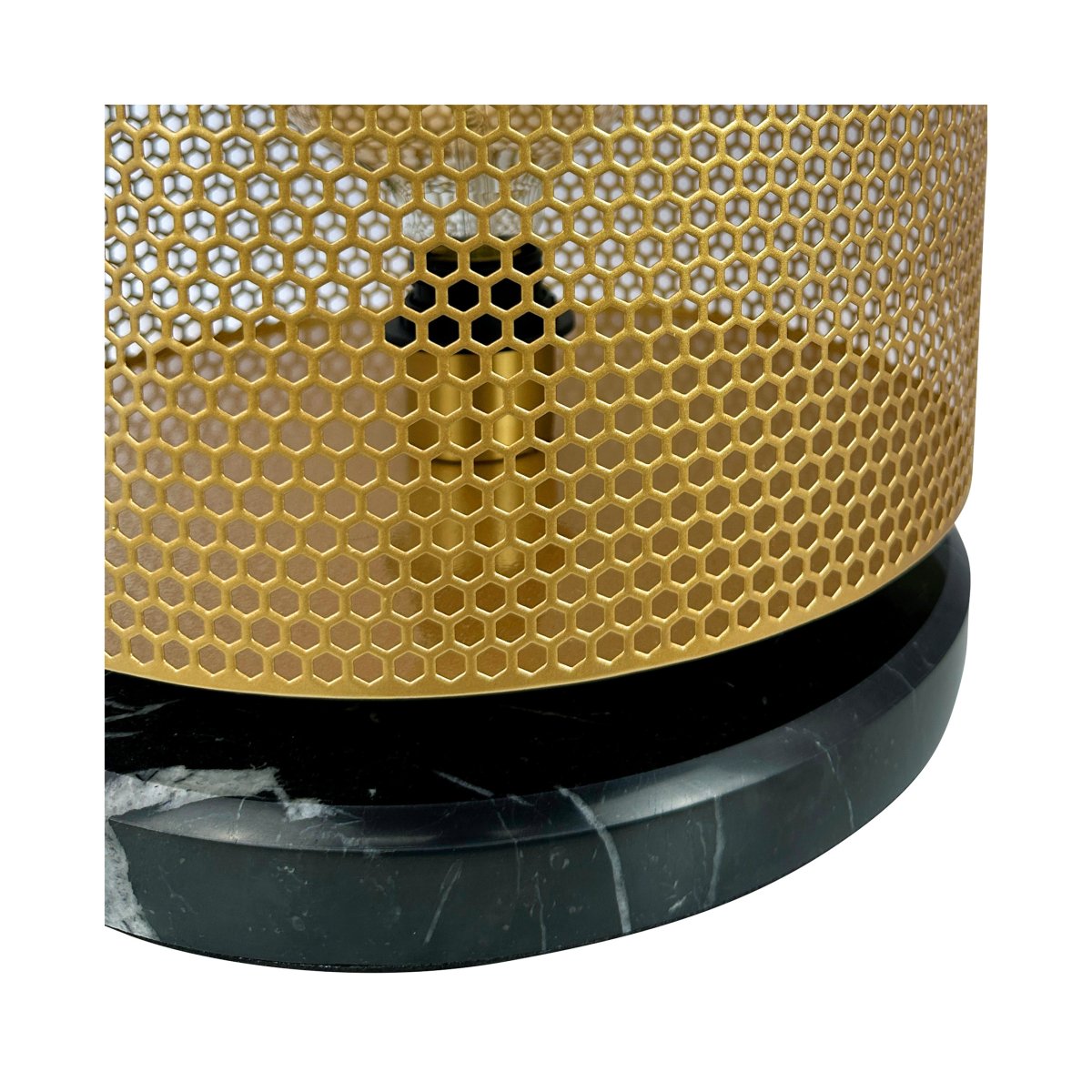 Nantes 35cm Laiton lampe de table De Dyberg Larsen - La lampe est conçue avec une belle maille hexagonale en laiton et une base en marbre noir, ce qui lui donne une brillance particulière et en fait un accroche-regard.