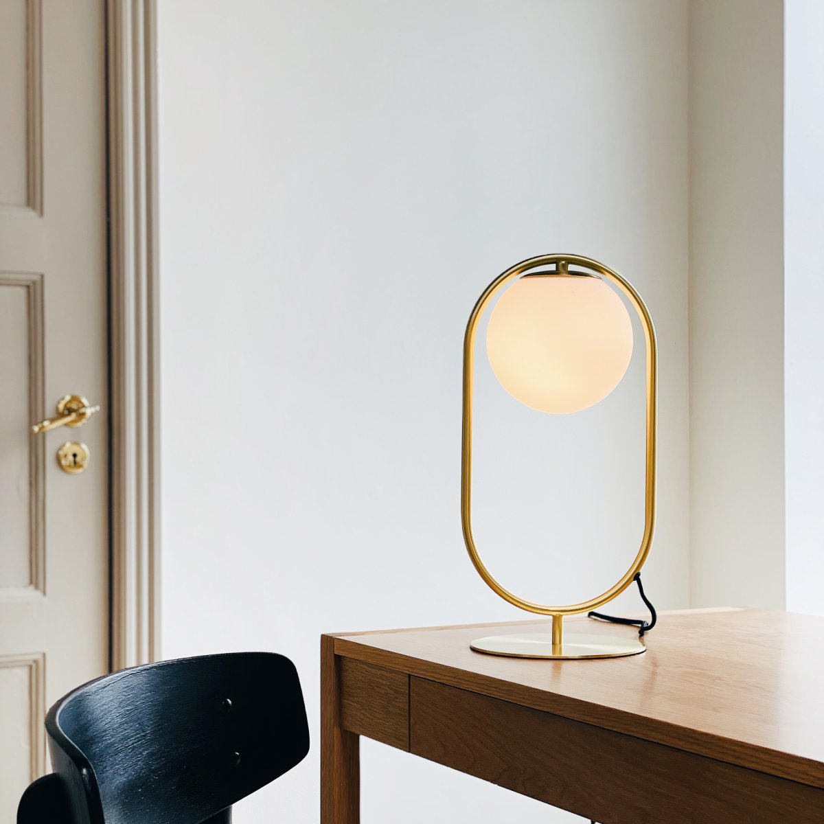 Reims 40cm Laiton/blanc lampe de table De Dyberg Larsen - Doté d'un câble en tissu noir de 1,6 mètre de long et d'un interrupteur marche/arrêt pratique, Reims est à la fois élégant et fonctionnel.