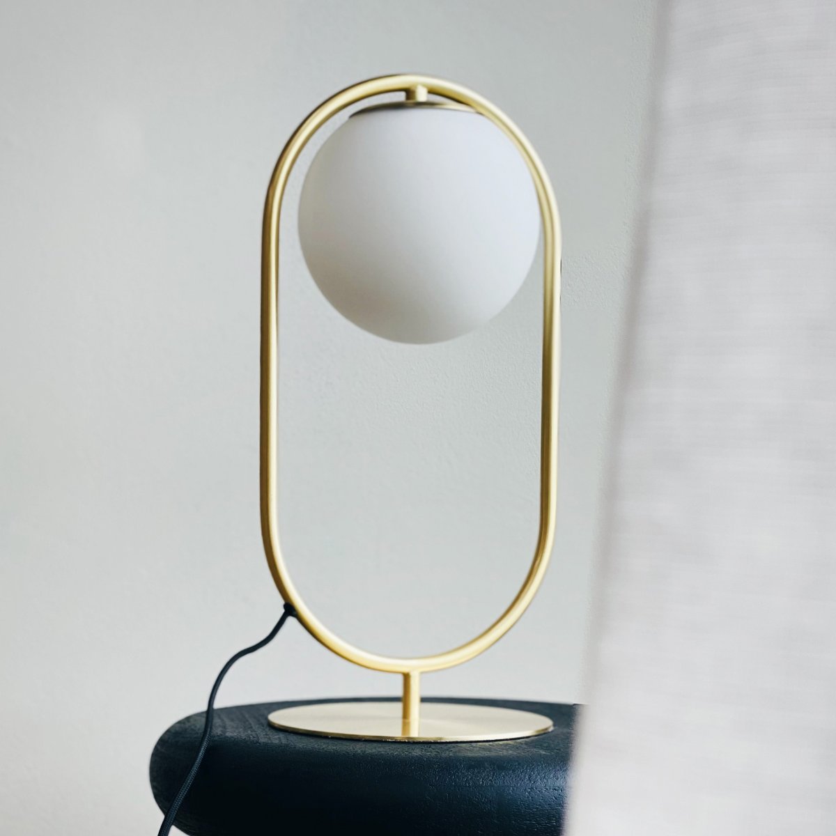 Reims 40cm Laiton/blanc lampe de table De Dyberg Larsen - Doté d'un câble en tissu noir de 1,6 mètre de long et d'un interrupteur marche/arrêt pratique, Reims est à la fois élégant et fonctionnel.
