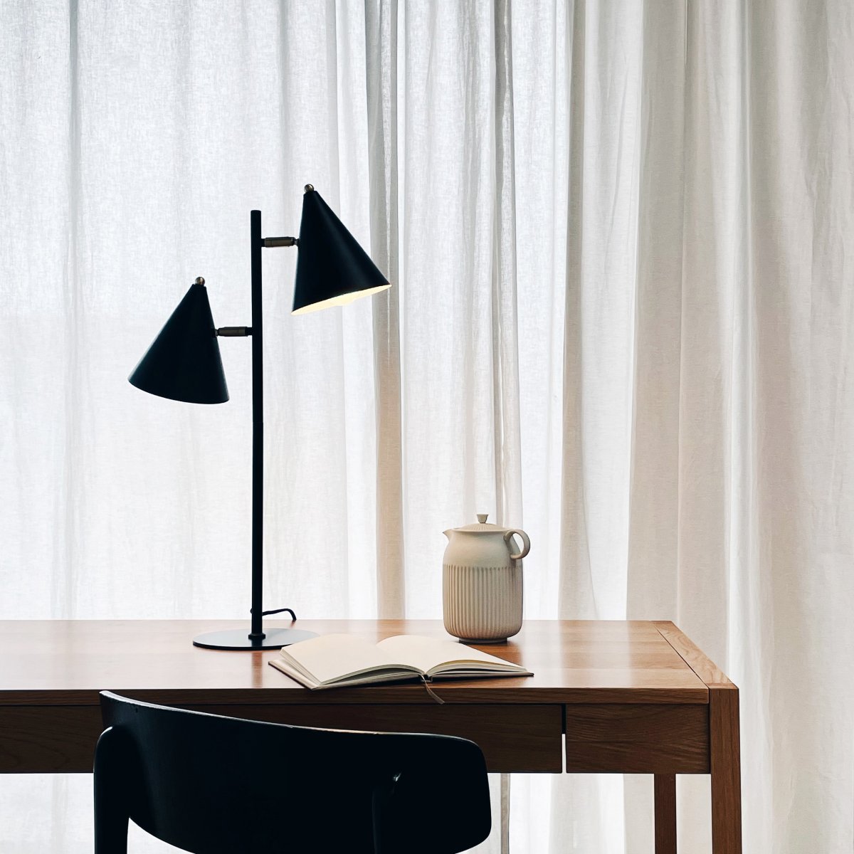 Rouen 65cm Noir lampe de table De Dyberg Larsen - La lampe de table Rouen offre un éclairage équilibré et agréable et est donc à la fois pratique et esthétique.