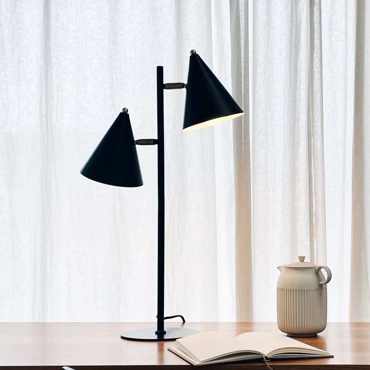 Rouen 65cm Noir lampe de table De Dyberg Larsen - La lampe de table Rouen offre un éclairage équilibré et agréable et est donc à la fois pratique et esthétique.