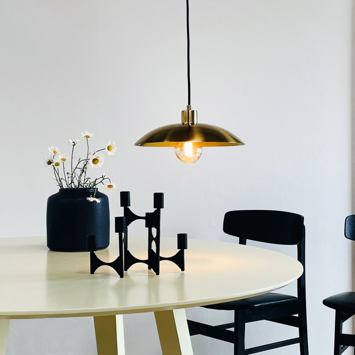 Paris Ø33 Laiton suspension De Dyberg Larsen - Parfait pour accrocher au dessus de la table à manger ou dans le salon pour ajouter une touche de charme parisien.
