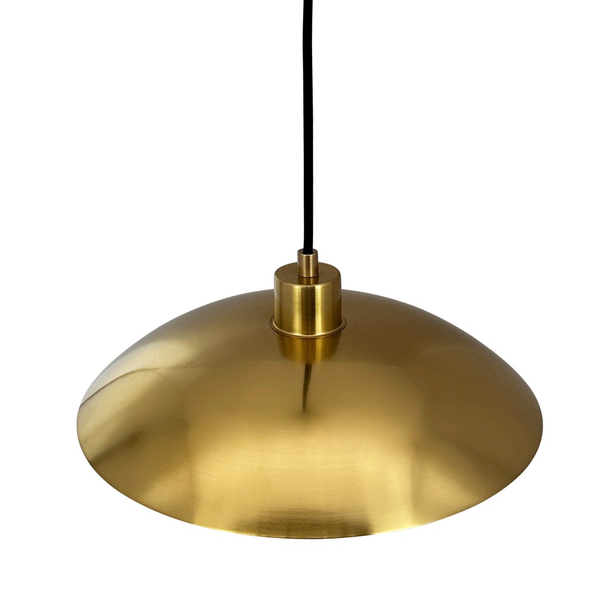 Paris Ø33 Laiton suspension De Dyberg Larsen - Parfait pour accrocher au dessus de la table à manger ou dans le salon pour ajouter une touche de charme parisien.