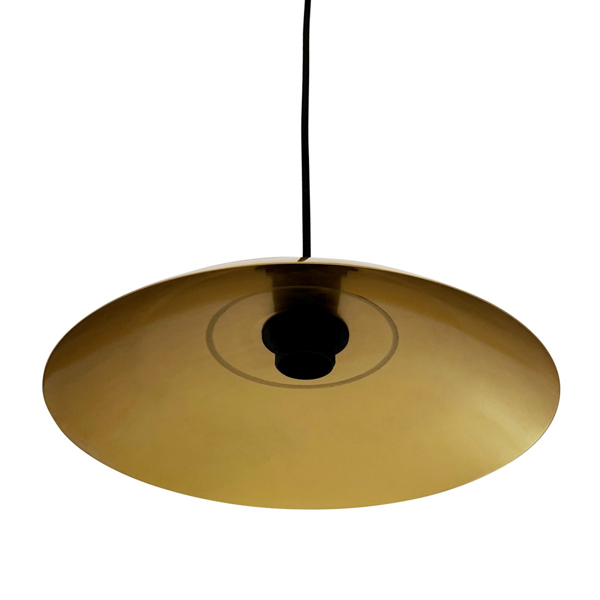 Paris Ø33 Laiton suspension De Dyberg Larsen - Parfait pour accrocher au dessus de la table à manger ou dans le salon pour ajouter une touche de charme parisien.