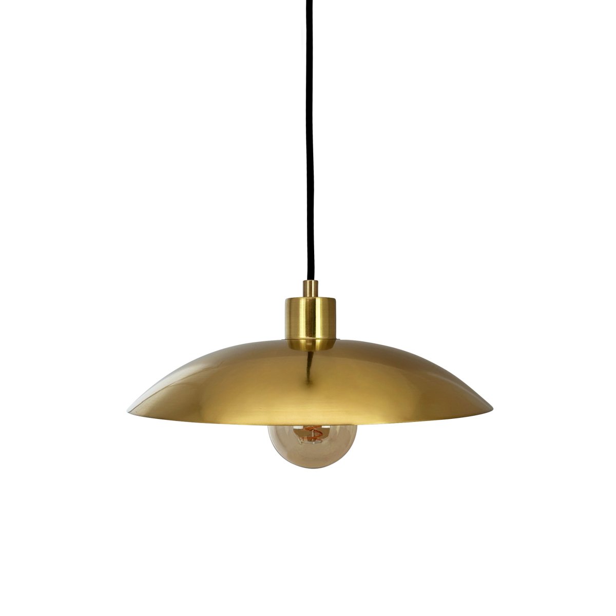 Paris Ø33 Laiton suspension De Dyberg Larsen - Parfait pour accrocher au dessus de la table à manger ou dans le salon pour ajouter une touche de charme parisien.