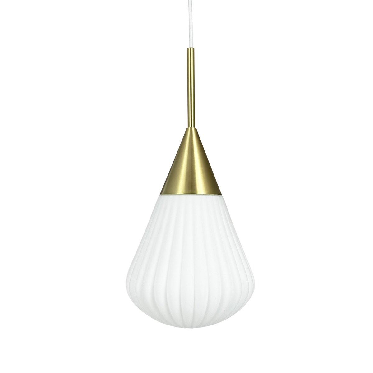 Ballon Ø20 Blanc suspension De Dyberg Larsen - Med sin moderna form och stilrena material &auml;r Ballon Pendant det perfekta valet f&ouml;r den som vill f&ouml;rena ljus och elegans &ndash; en funktionell och tidl&ouml;s designklassiker.