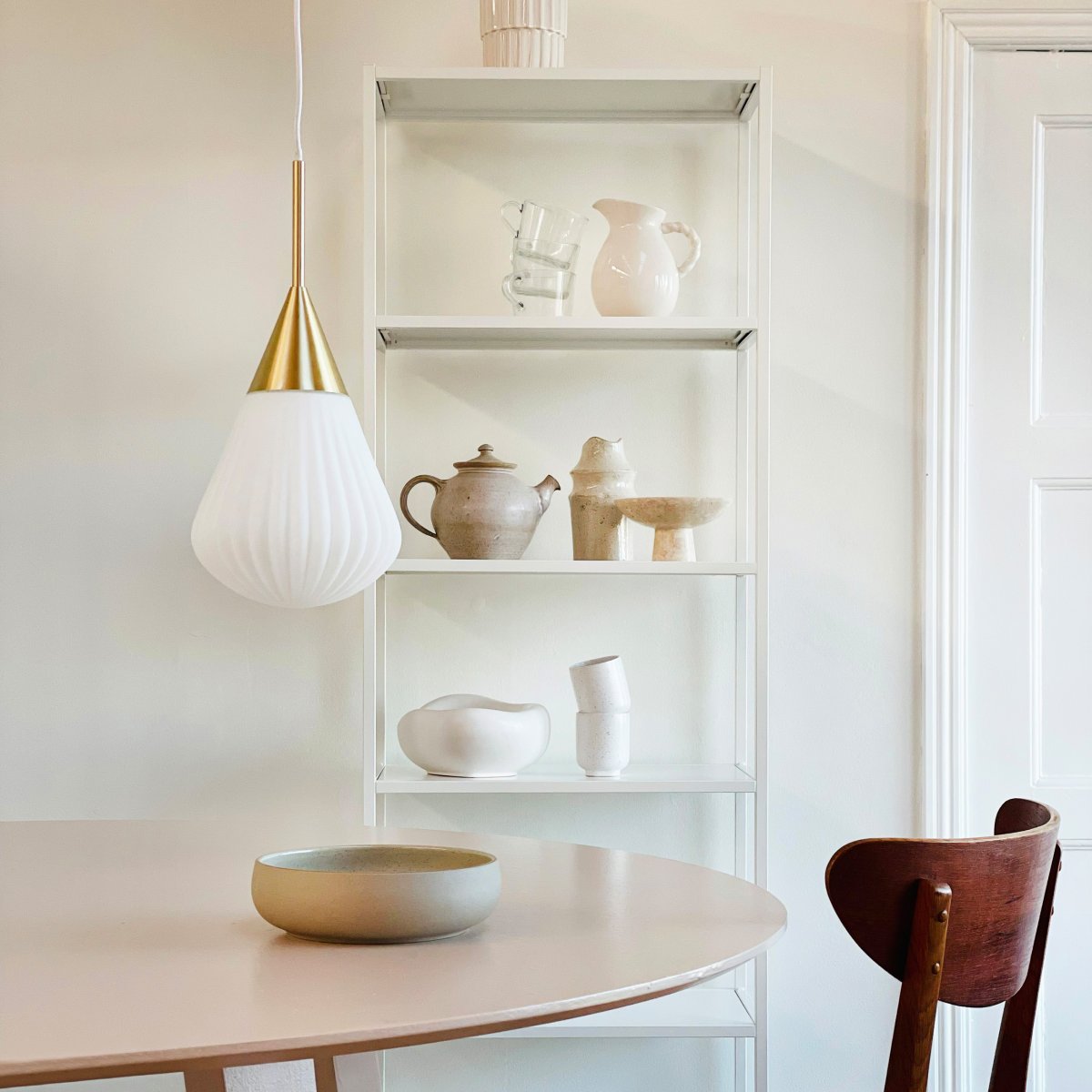 Ballon Ø20 Blanc suspension De Dyberg Larsen - Med sin moderna form och stilrena material &auml;r Ballon Pendant det perfekta valet f&ouml;r den som vill f&ouml;rena ljus och elegans &ndash; en funktionell och tidl&ouml;s designklassiker.