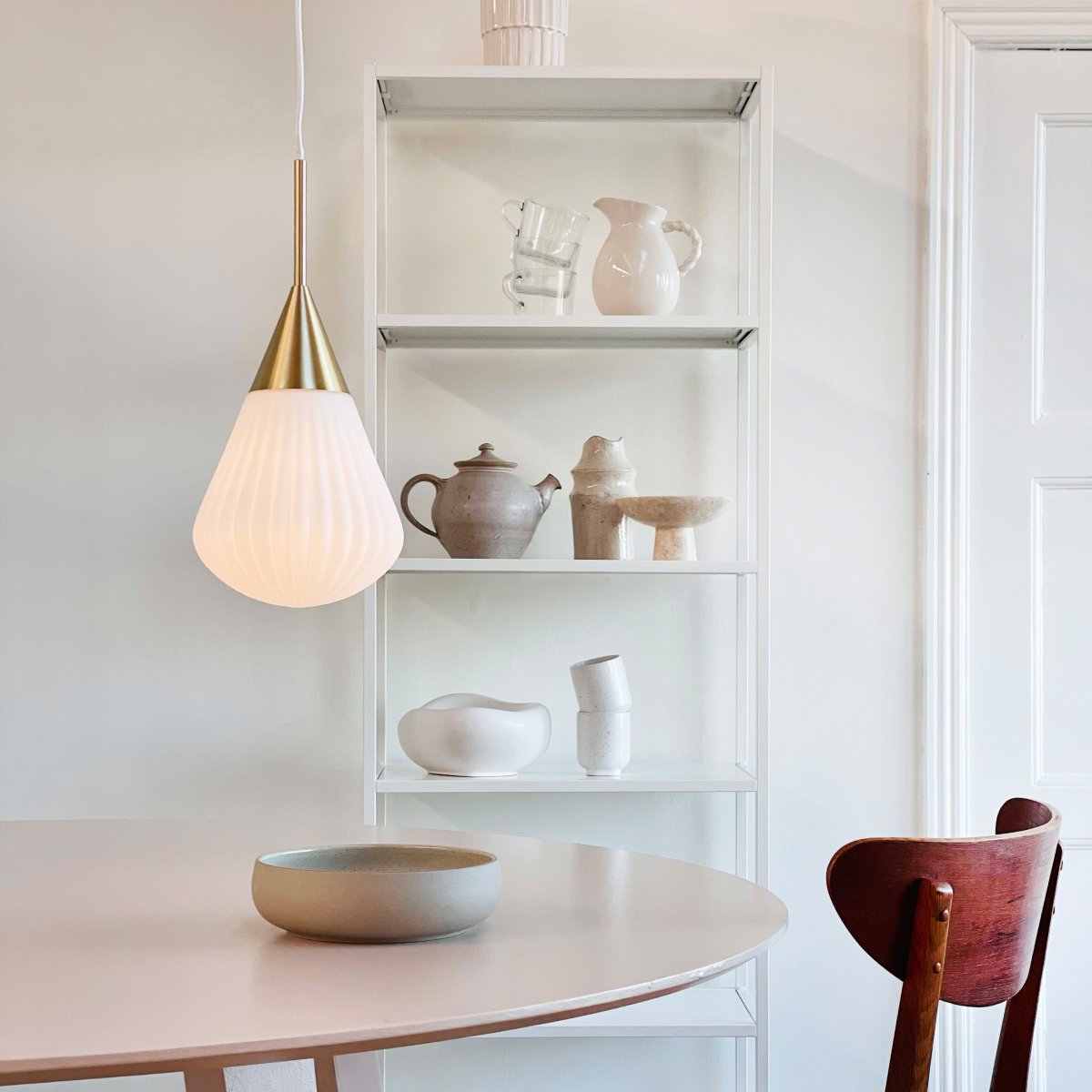 Ballon Ø20 Blanc suspension De Dyberg Larsen - Med sin moderna form och stilrena material &auml;r Ballon Pendant det perfekta valet f&ouml;r den som vill f&ouml;rena ljus och elegans &ndash; en funktionell och tidl&ouml;s designklassiker.