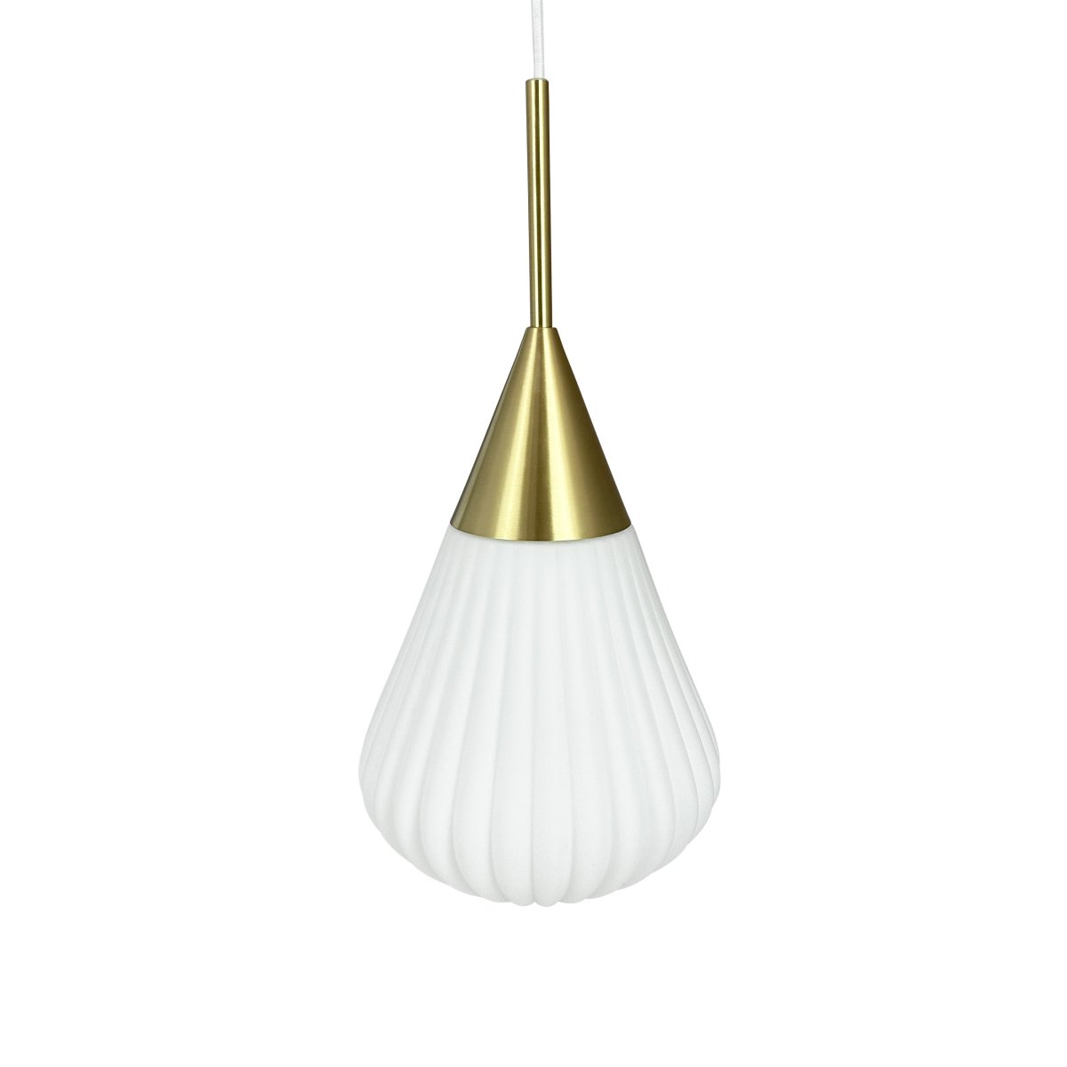 Ballon Ø20 Blanc suspension De Dyberg Larsen - Med sin moderna form och stilrena material &auml;r Ballon Pendant det perfekta valet f&ouml;r den som vill f&ouml;rena ljus och elegans &ndash; en funktionell och tidl&ouml;s designklassiker.