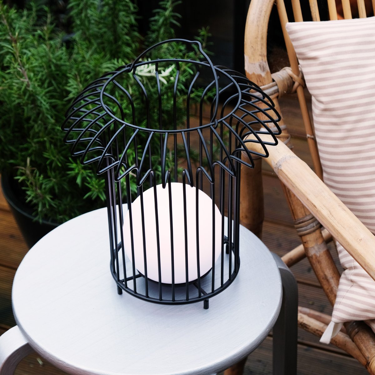 Basket 32cm Noir portable De Dyberg Larsen - &nbsp; Lyktan laddas enkelt med medf&ouml;ljande USB-kabel, vilket g&ouml;r att du kan njuta av dess vackra ljus &aring;ret om (adapter ing&aring;r ej).