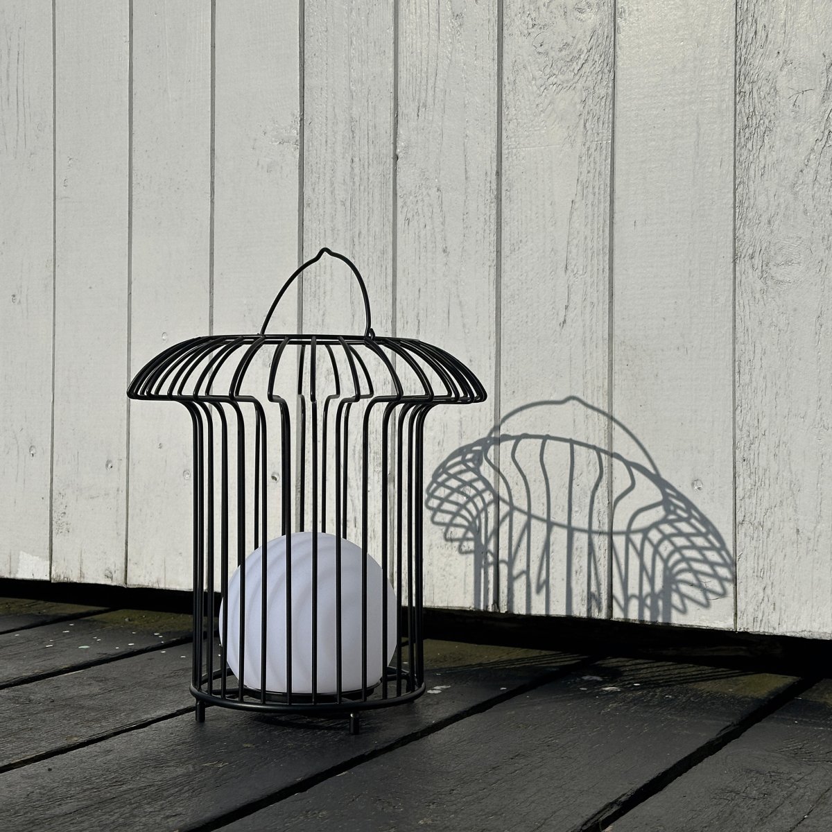 Basket 32cm Noir portable De Dyberg Larsen - &nbsp; Lyktan laddas enkelt med medf&ouml;ljande USB-kabel, vilket g&ouml;r att du kan njuta av dess vackra ljus &aring;ret om (adapter ing&aring;r ej).