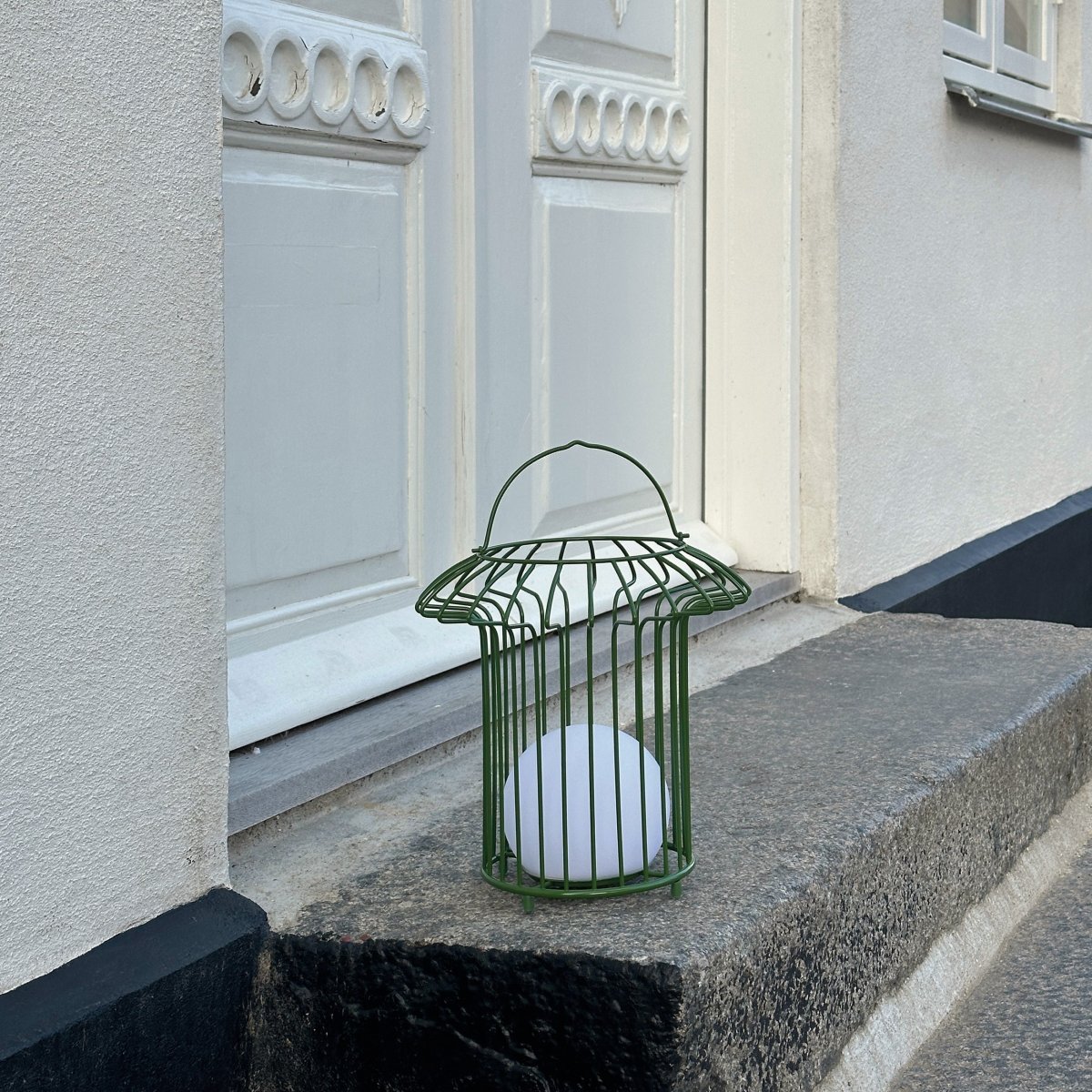 Basket 32cm Vert portable De Dyberg Larsen - &nbsp; Lyktan laddas enkelt med medf&ouml;ljande USB-kabel, vilket g&ouml;r att du kan njuta av dess vackra ljus &aring;ret om (adapter ing&aring;r ej).
