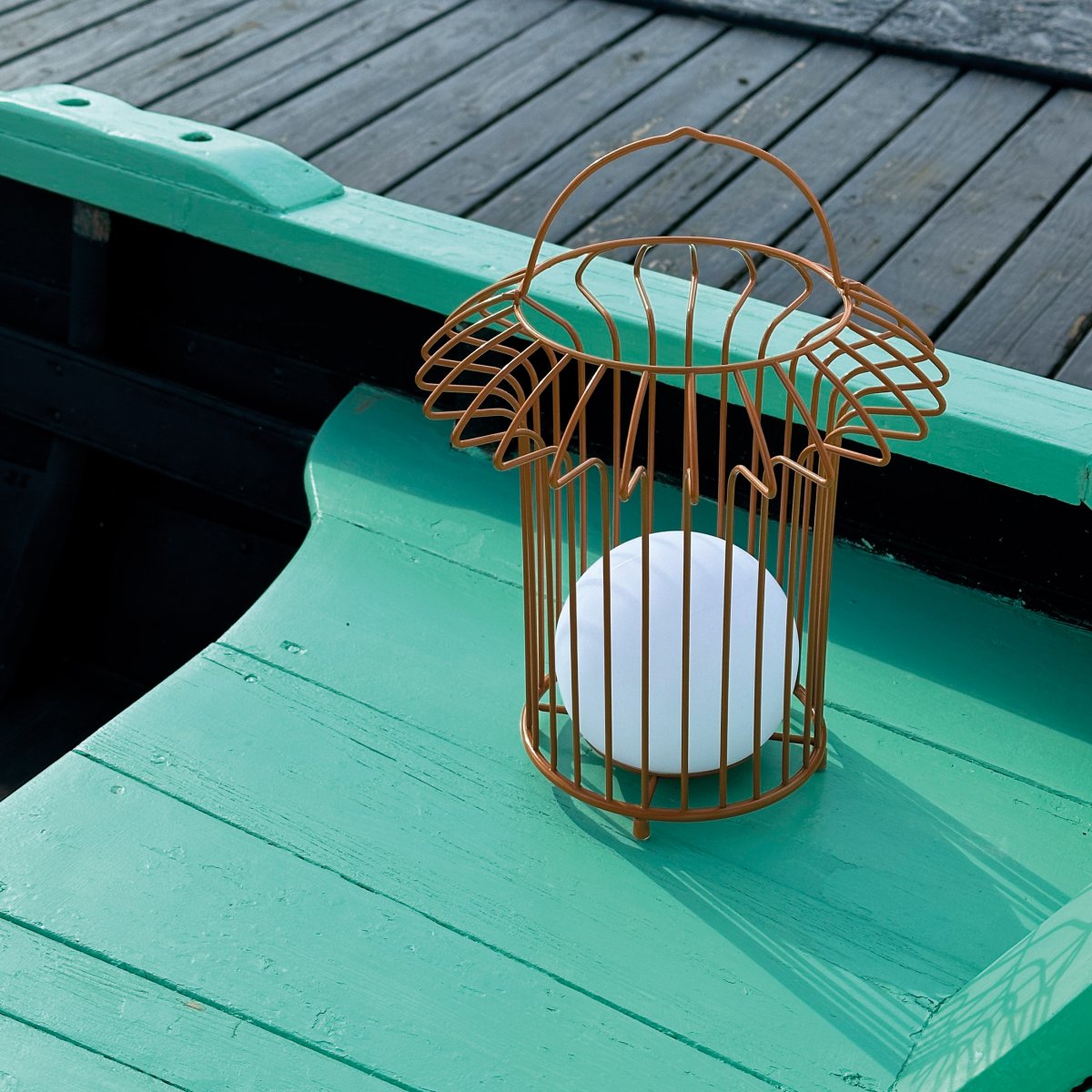 Basket 32cm Terre cuite portable De Dyberg Larsen - &nbsp; Lyktan laddas enkelt med medf&ouml;ljande USB-kabel, vilket g&ouml;r att du kan njuta av dess vackra ljus &aring;ret om (adapter ing&aring;r ej).