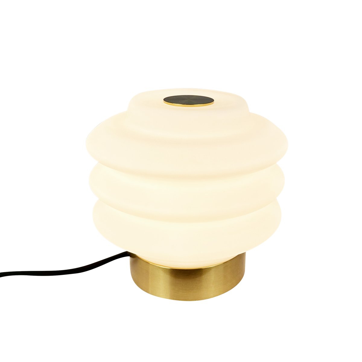 Diva 15cm Laiton lampe de table De Dyberg Larsen - Den elegant designade Diva bordslampan i m&auml;ssing ger en sofistikerad touch till varje hem och &auml;r ett konstverk som tillf&ouml;r liv och sk&ouml;nhet till rummet.