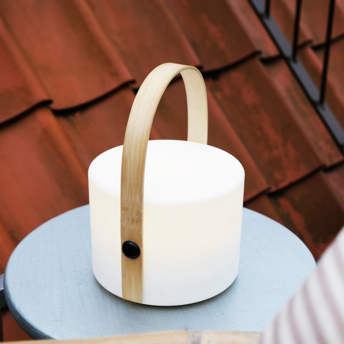 Carry 20cm Blanc portable De Dyberg Larsen - Lors de la charge via USB, il peut s'allumer pendant 8 à 10 heures après une charge complète.