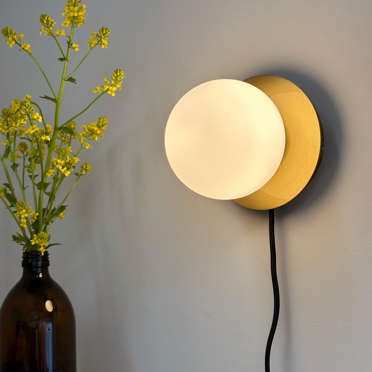 Sia Ø12 Laiton applique murale De Dyberg Larsen - Ajoutez une touche de style sophistiqué et intemporel à votre intérieur avec l'applique murale Sia, une belle création de Dyberg Larsen qui incarne le meilleur du design danois.