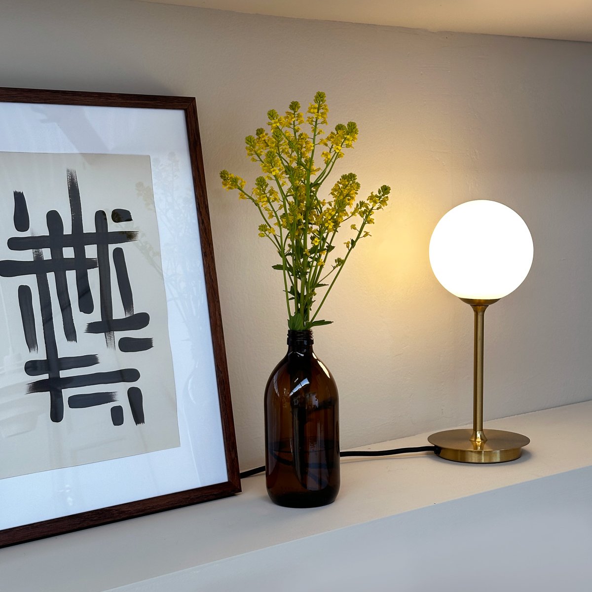 Sia 30cm Laiton lampe de table De Dyberg Larsen - Ajoutez une touche de style sophistiqué et intemporel à votre intérieur avec la lampe de table Sia, une belle création de Dyberg Larsen qui incarne le meilleur du design danois.
