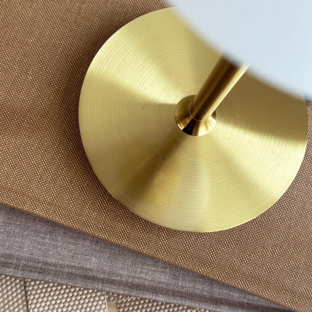Sia 30cm Laiton lampe de table De Dyberg Larsen - Ajoutez une touche de style sophistiqué et intemporel à votre intérieur avec la lampe de table Sia, une belle création de Dyberg Larsen qui incarne le meilleur du design danois.