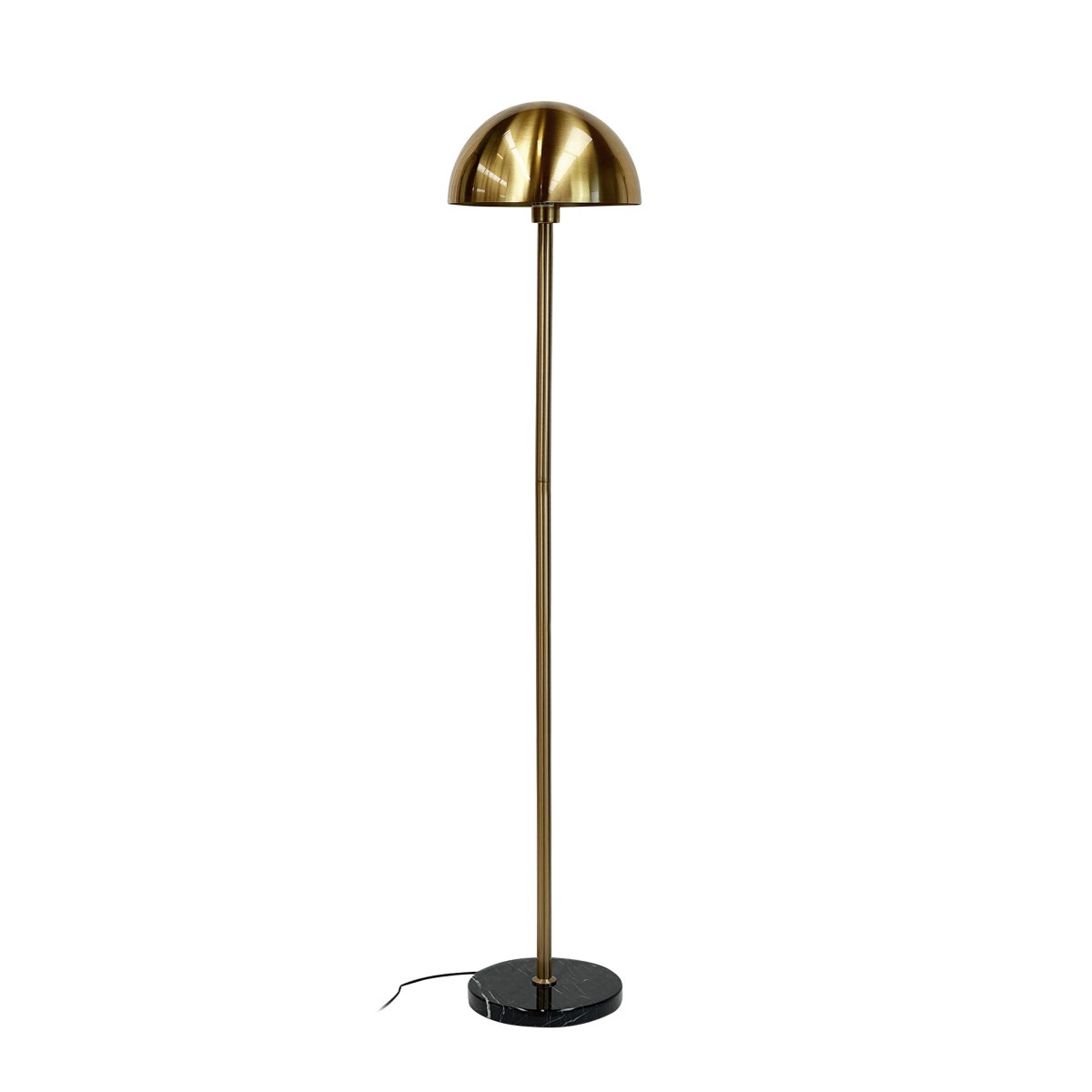 Menton Laiton/noir lampadaire De Dyberg Larsen - Fabriquée en laiton avec une base en marbre massif, la lampe transmet une sensation élégante et exclusive.