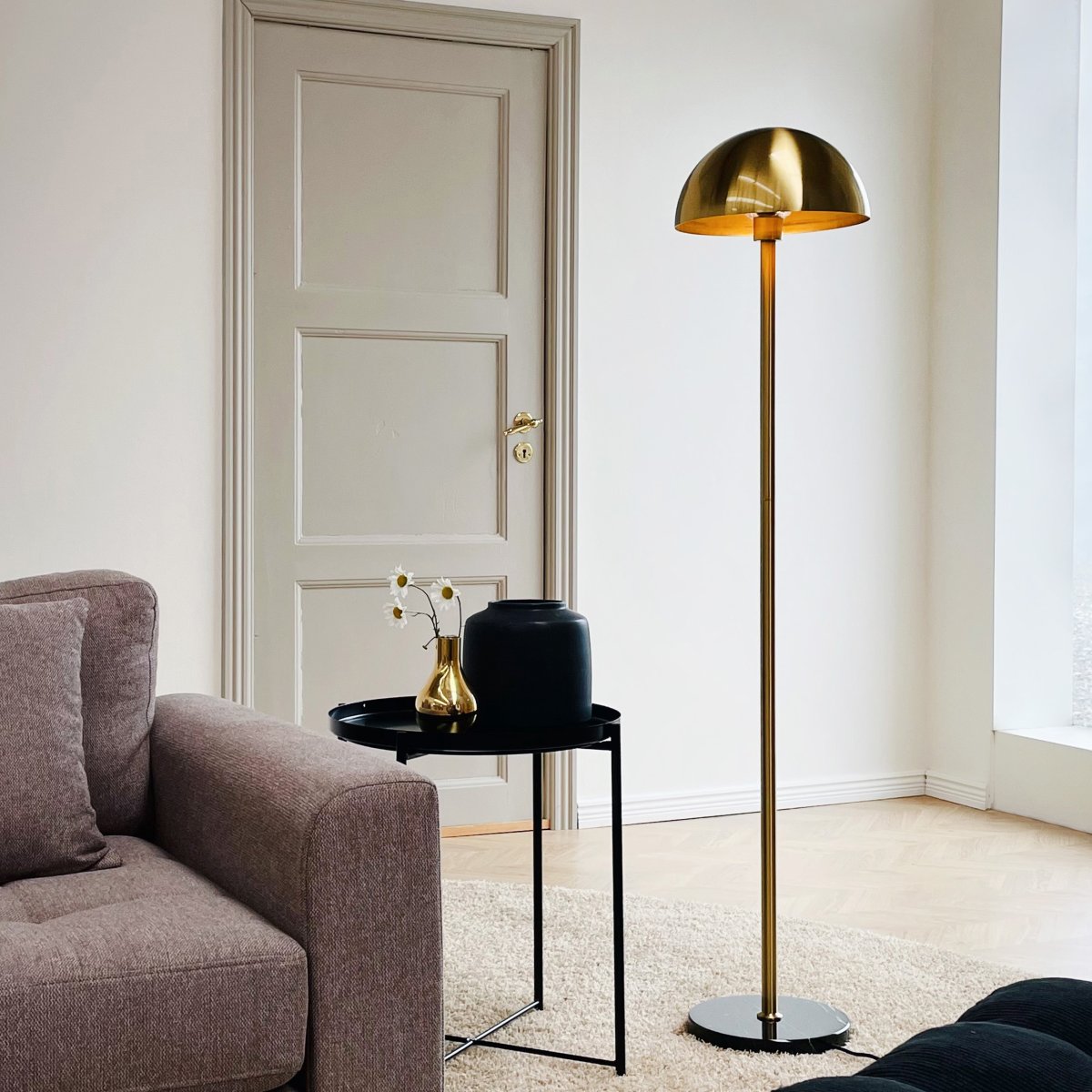 Menton Laiton/noir lampadaire De Dyberg Larsen - Fabriquée en laiton avec une base en marbre massif, la lampe transmet une sensation élégante et exclusive.