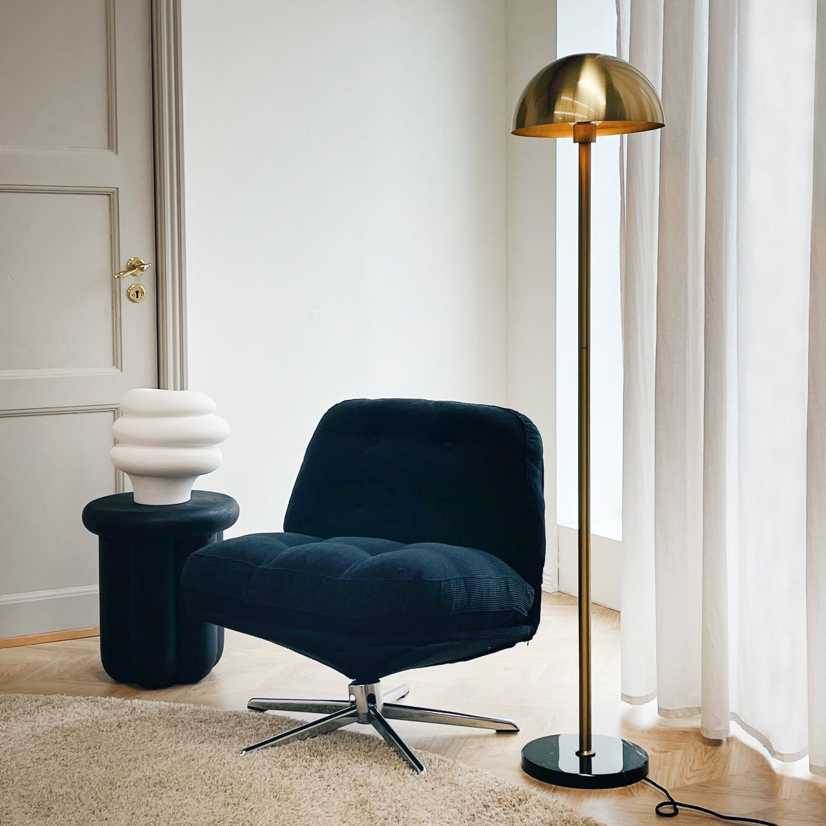 Menton Laiton/noir lampadaire De Dyberg Larsen - Fabriquée en laiton avec une base en marbre massif, la lampe transmet une sensation élégante et exclusive.
