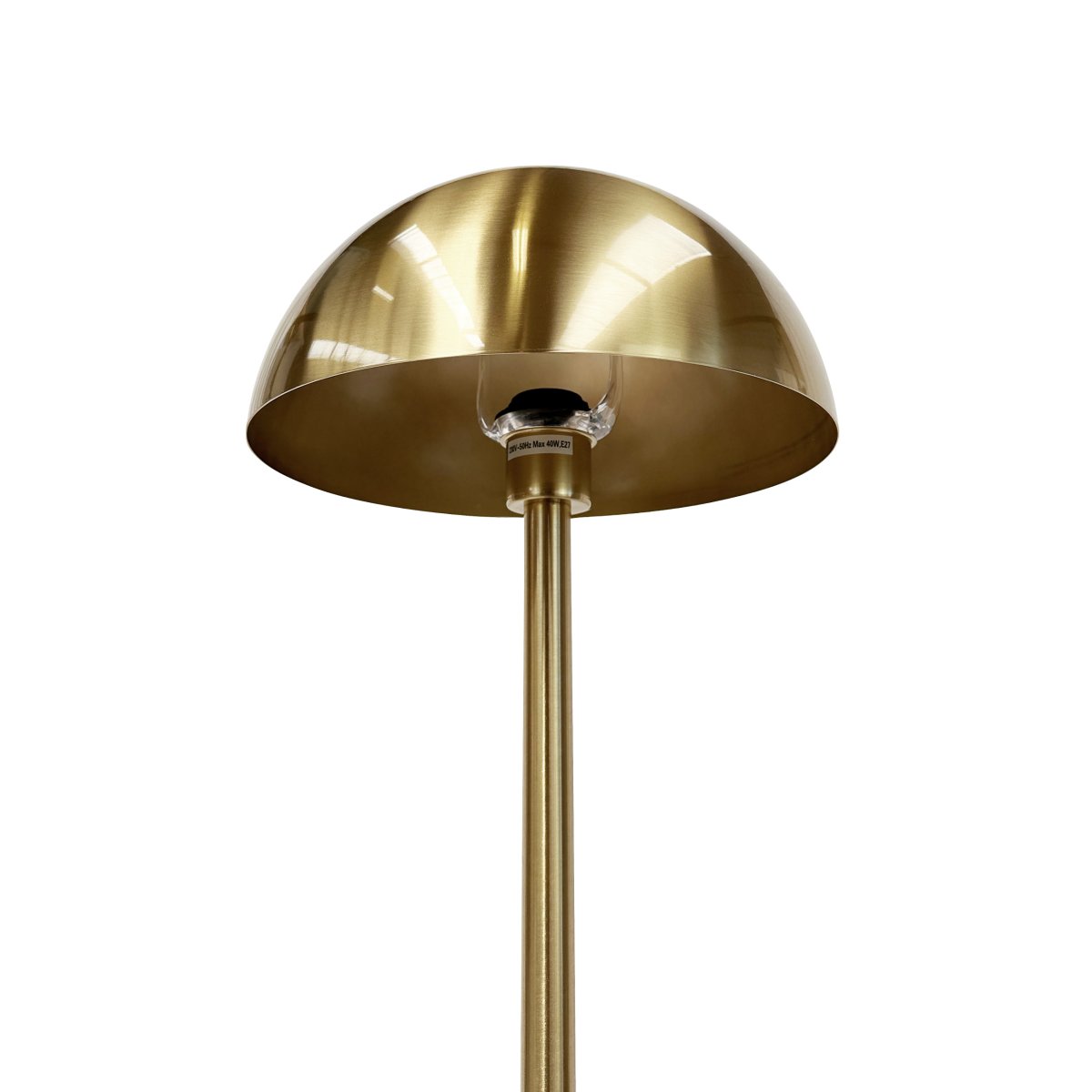 Menton Laiton/noir lampadaire De Dyberg Larsen - Fabriquée en laiton avec une base en marbre massif, la lampe transmet une sensation élégante et exclusive.