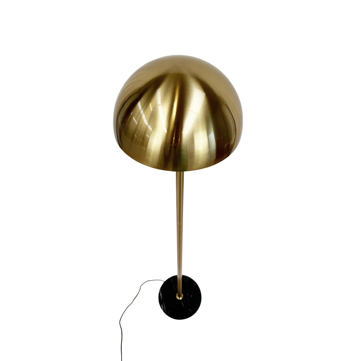 Menton Laiton/noir lampadaire De Dyberg Larsen - Fabriquée en laiton avec une base en marbre massif, la lampe transmet une sensation élégante et exclusive.