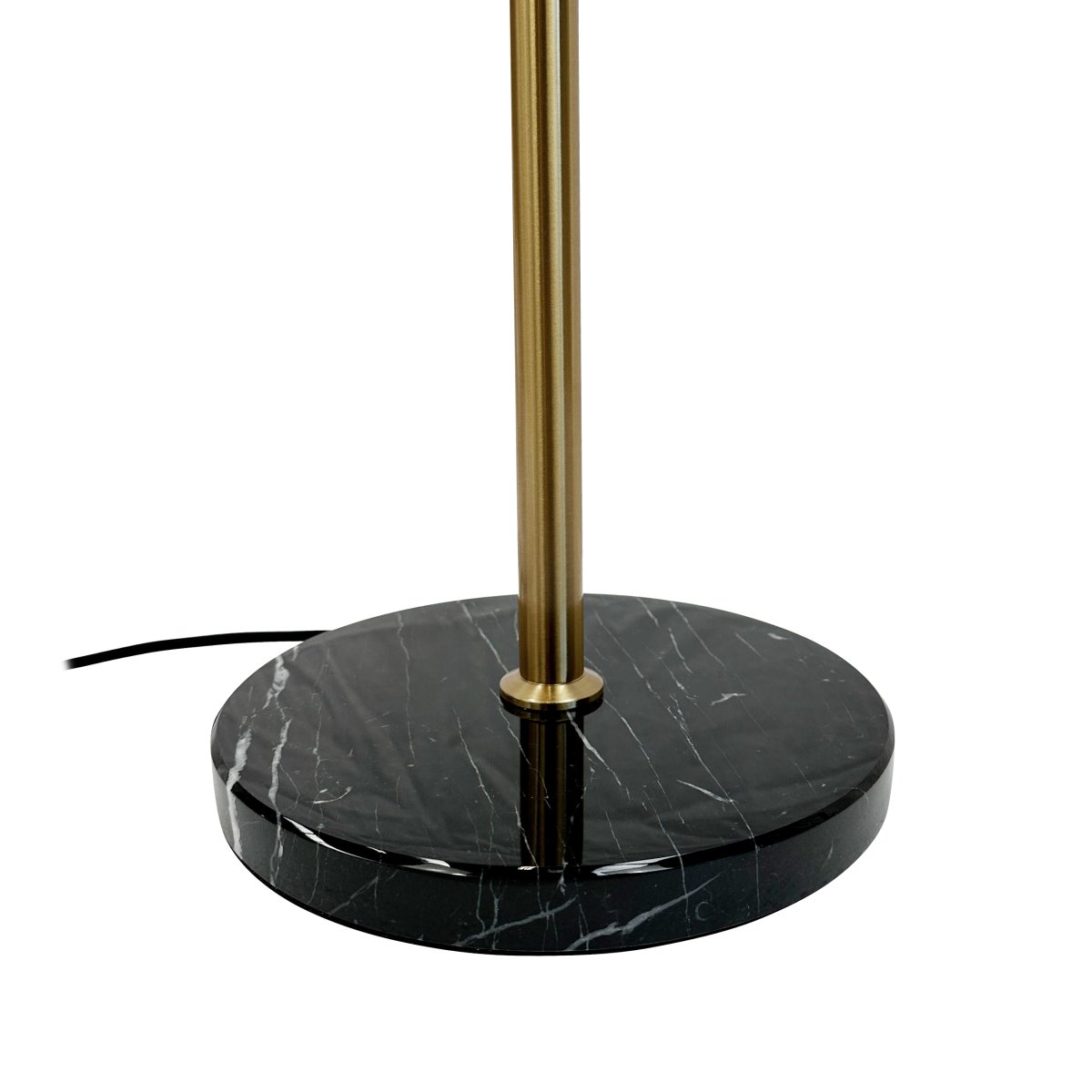 Menton Laiton/noir lampadaire De Dyberg Larsen - Fabriquée en laiton avec une base en marbre massif, la lampe transmet une sensation élégante et exclusive.