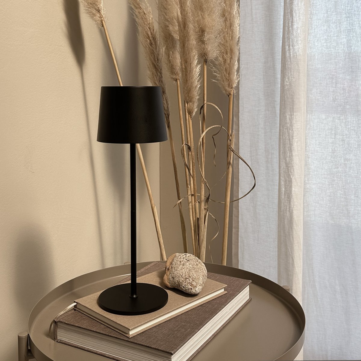 Karl 37cm Noir portable De Dyberg Larsen - Karl convient aussi bien &agrave; une utilisation int&eacute;rieure qu'ext&eacute;rieure et est facile &agrave; d&eacute;placer, ce qui le rend id&eacute;al aussi bien pour la maison que pour la terrasse.